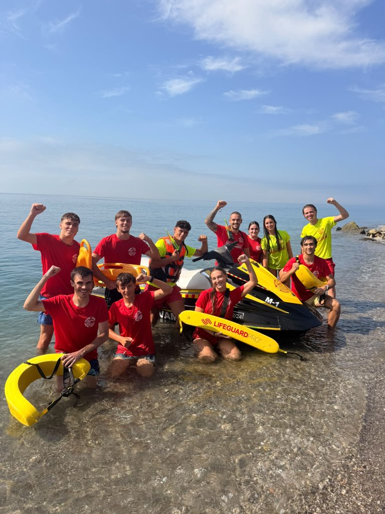 Alumnos del curso de socorrista en Málaga junto a una moto acuática y material de rescate